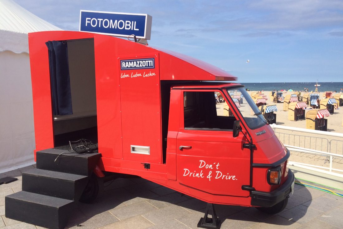 Das Fotomobil von Flash-U, eine im Markendesign gestaltete Piaggio Ape