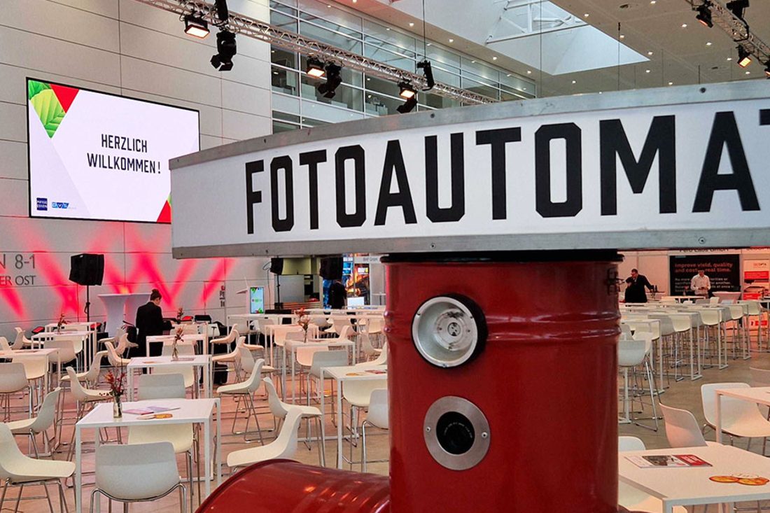 Fotoautomat von Flash-U mit Begrüßungsbildschirm in einem Veranstaltungssaal