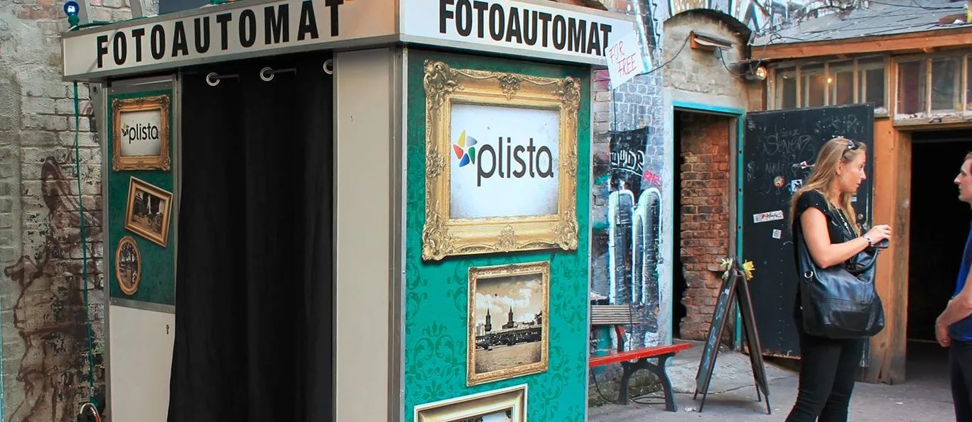 Gebrandete Fotokabine von Flash-U auf einem Firmenevent in einem Berliner Hinterhof