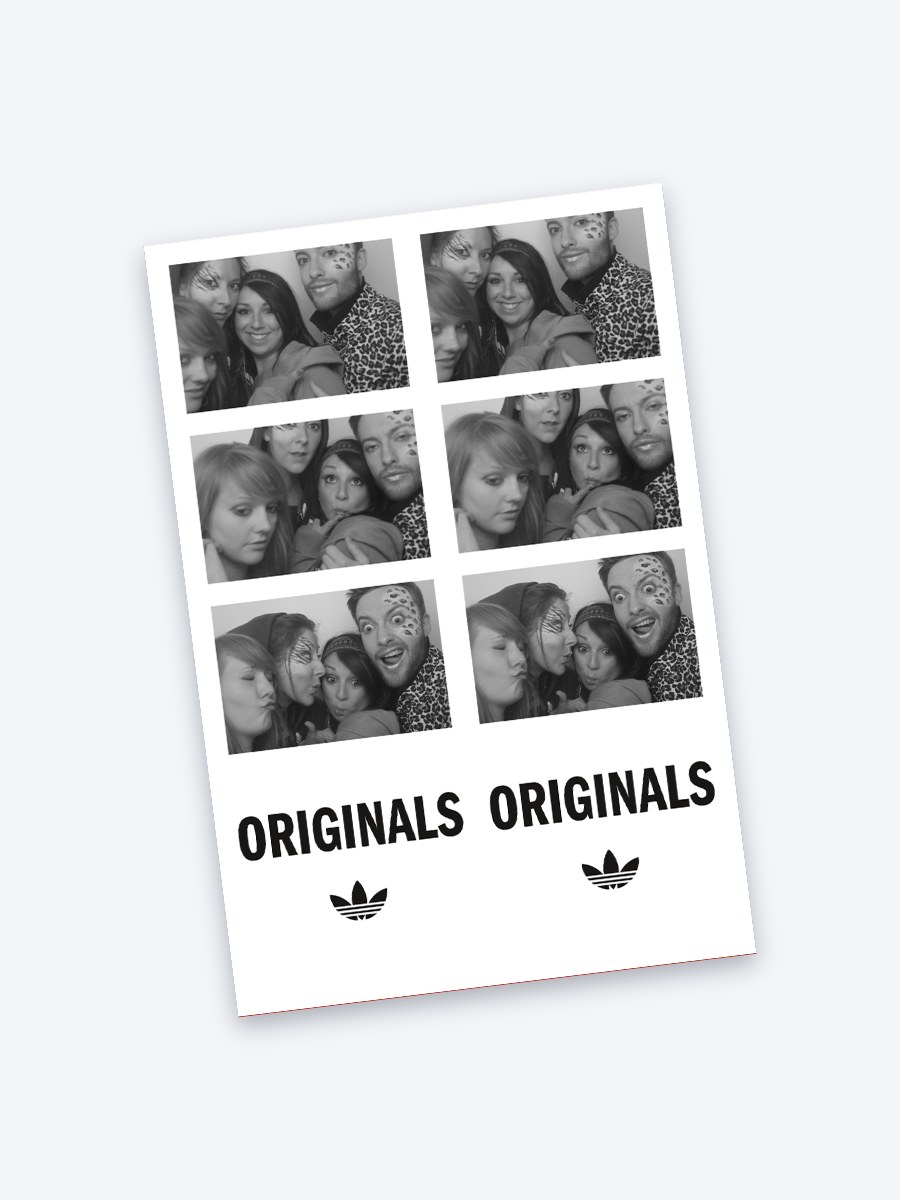 Doppelter Fotostreifen aus der Fotobox im Kundendesign mit Markenlogo unter den Bildern