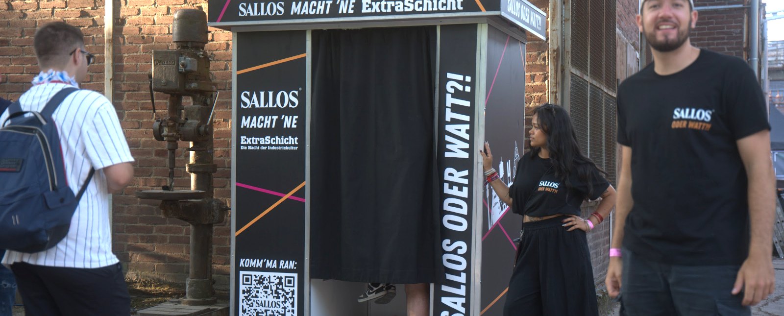 Fotobox von Flash-U bei der ExtraSchicht in Duisburg vor Backsteinfassade