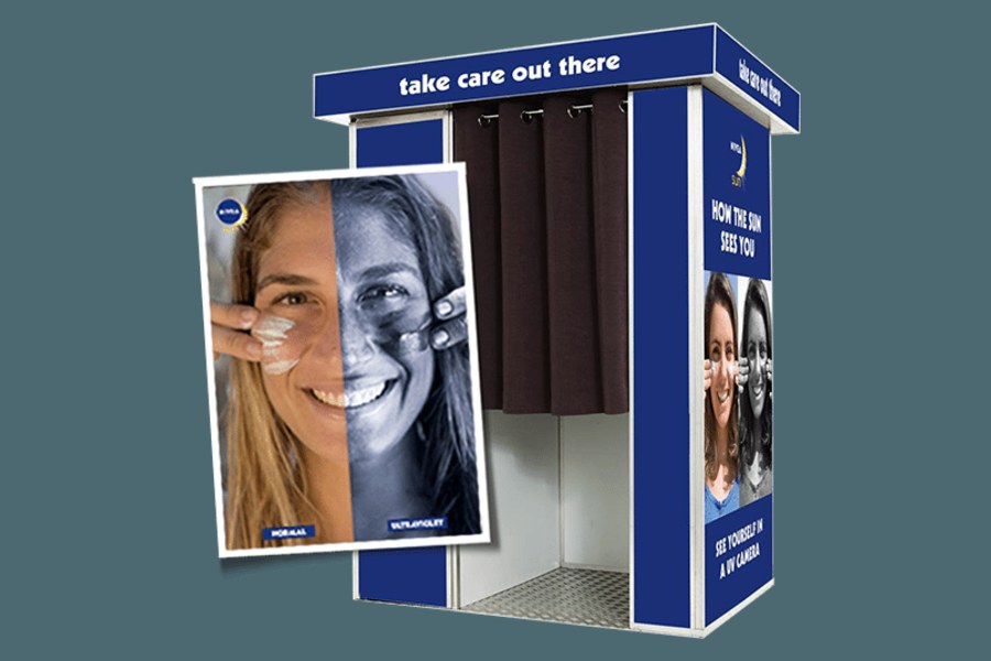 Der UV-Automat von Flash-U mit Ausdruck, der die Haut im UV-Licht zeigt