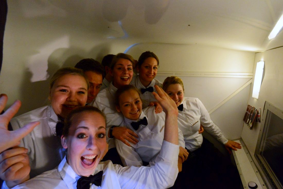 Eine Gruppe drängt sich lachend in die Fotokabine von Flash-U