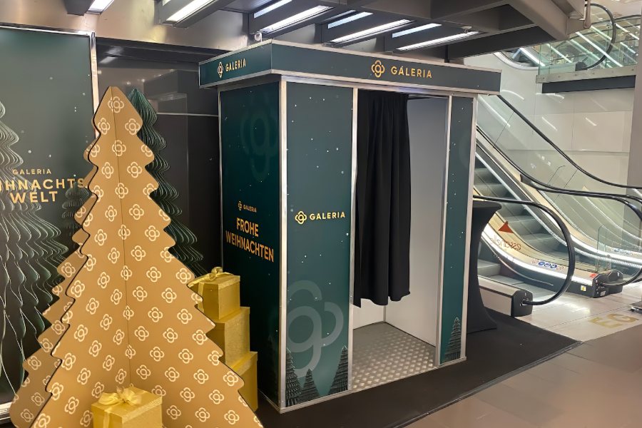 Fotokabine Der Klassiker von Flash-U in weihnachtlicher Kundengestaltung in einem Kaufhaus