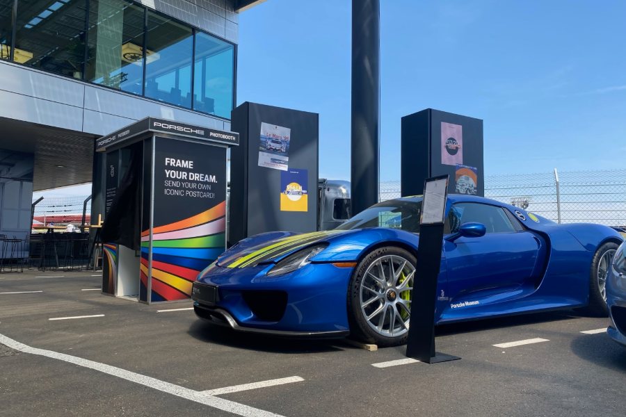 Fotokabine Der Klassiker von Flash-U in Automobil-Markengestaltung auf einem Rennstreckengelände