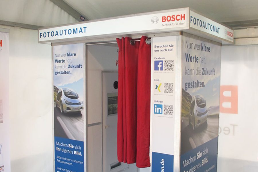 Fotoautomat von Flash-U in Hausfarben eines Technikkonzerns auf einer Messe