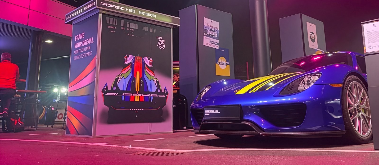 Fotokabine von Flash-U in Porsche-Gestaltung neben einem blauen Porsche 918 Spyder