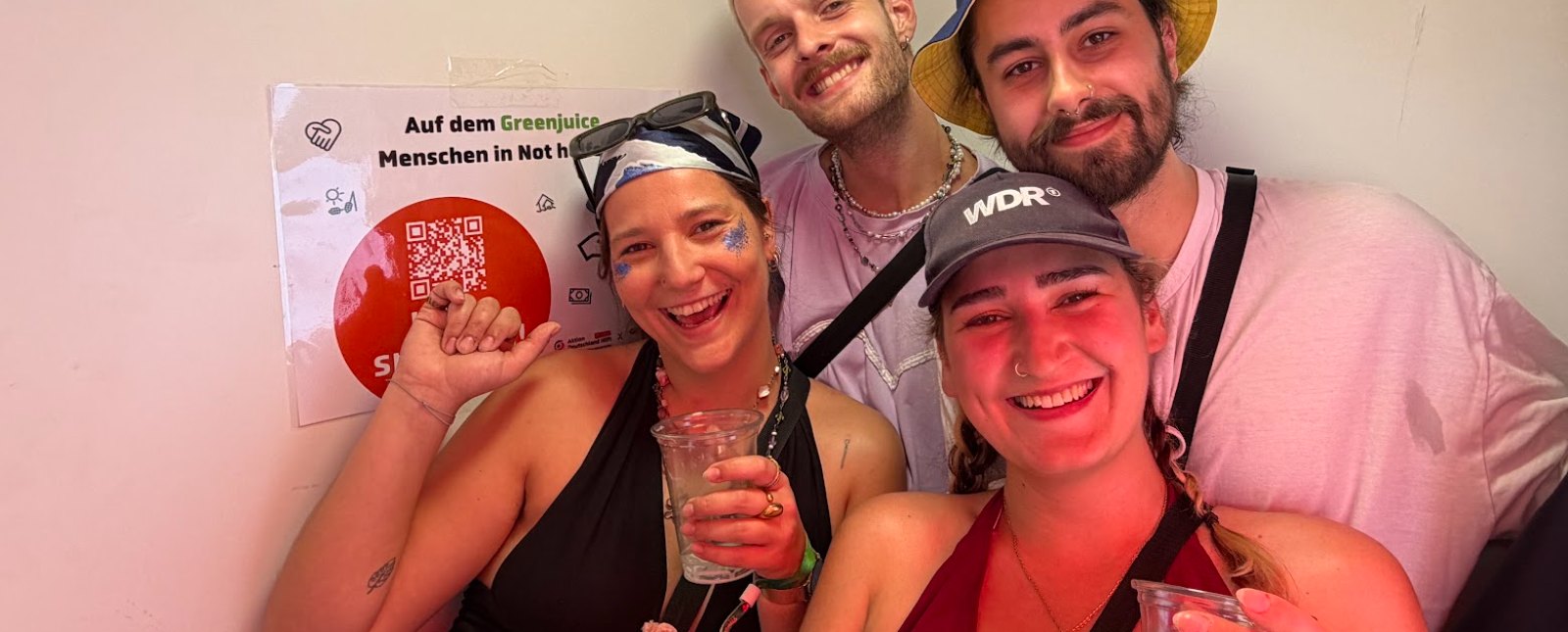 Vier Gäste lachen in der Fotokabine von Flash-U beim Charity-Event von Aktion Deutschland Hilft in Bonn
