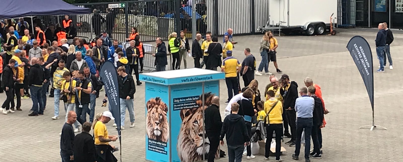 Gebrandete Fotobox von Flash-U zwischen Eintracht-Fans vor dem Stadion in Braunschweig