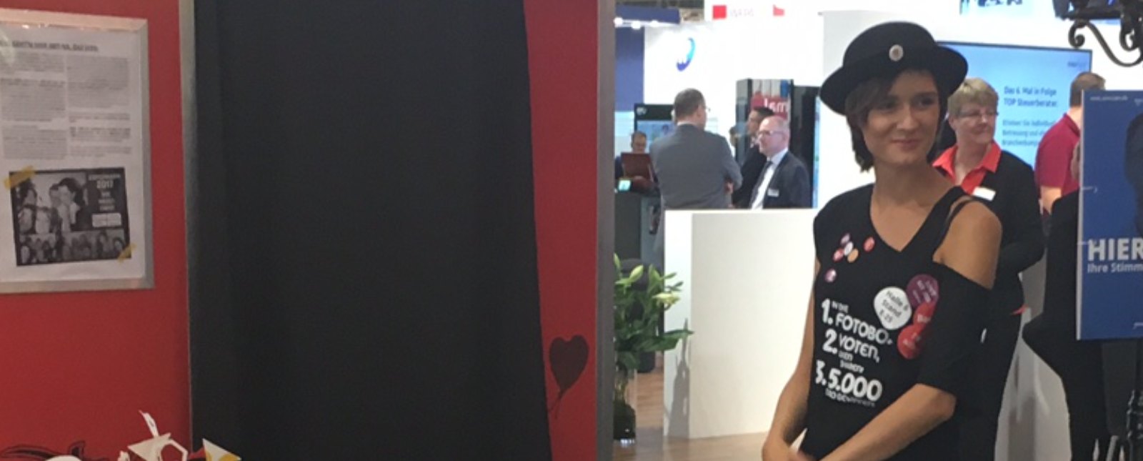Besucherin neben dem roten Fotoautomaten von Flash-U auf einer Messe in Düsseldorf