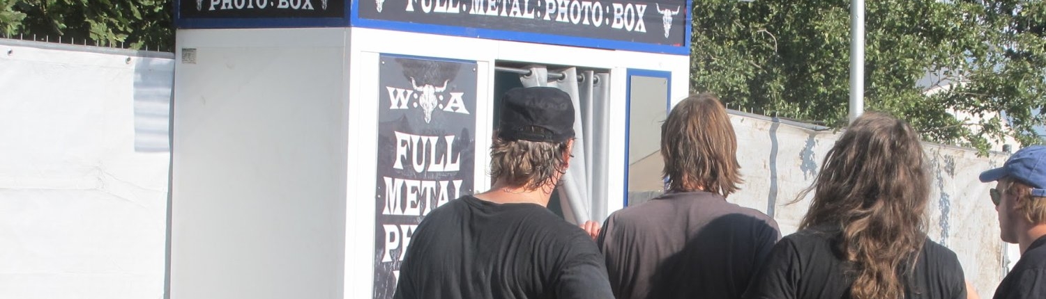 fu-festivals-hero-wacken-full-metal-photo-box Festivalbesucher an der Full Metal Photo Box von Flash-U auf dem Wacken Open Air