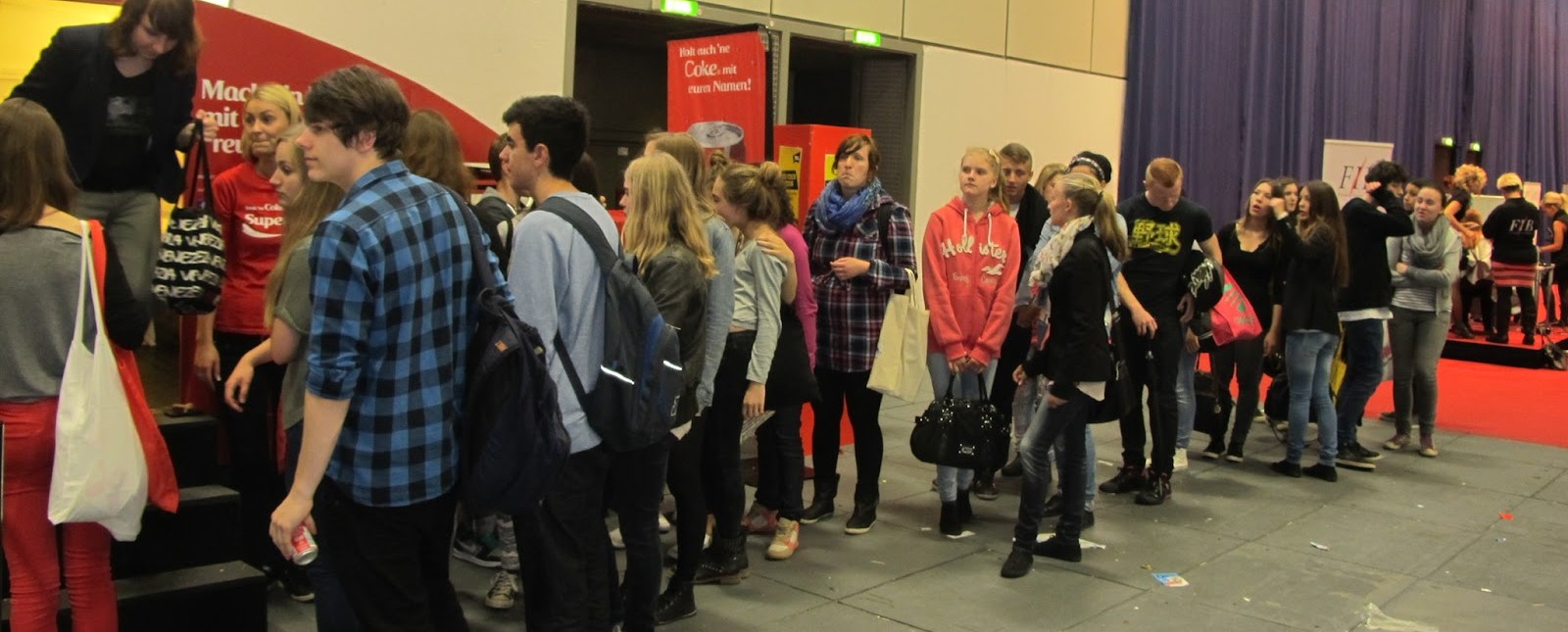 Lange Warteschlange vor dem Fotoautomaten in einer Messehalle