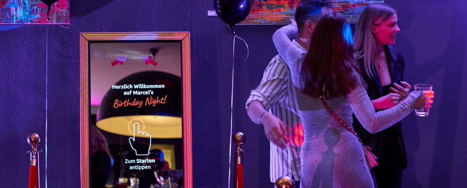 Tanzende Gäste neben der Spiegel-Fotobox von Flash-U auf einer Party