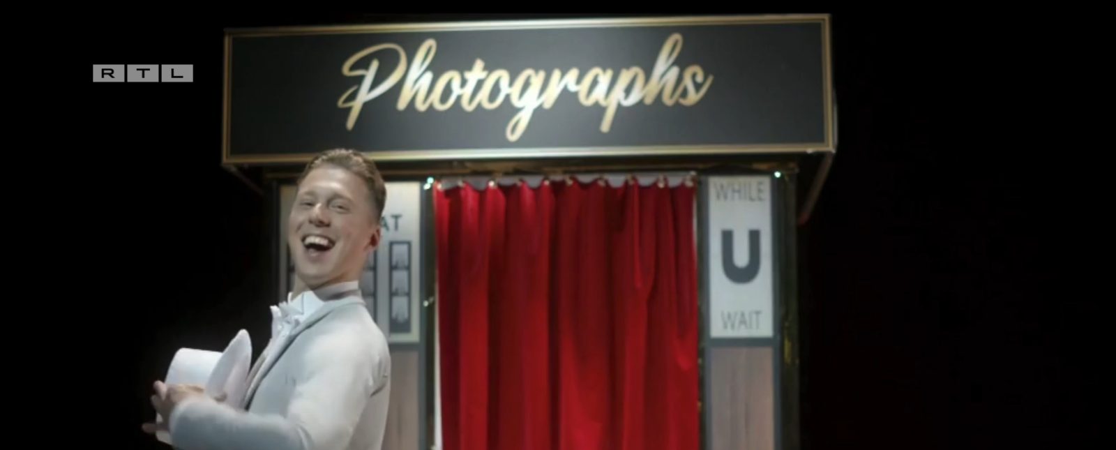 Lachender Tänzer mit Fotostreifen vor dem Fotoautomaten von Flash-U auf der Bühne von Let’s Dance bei RTL in Köln